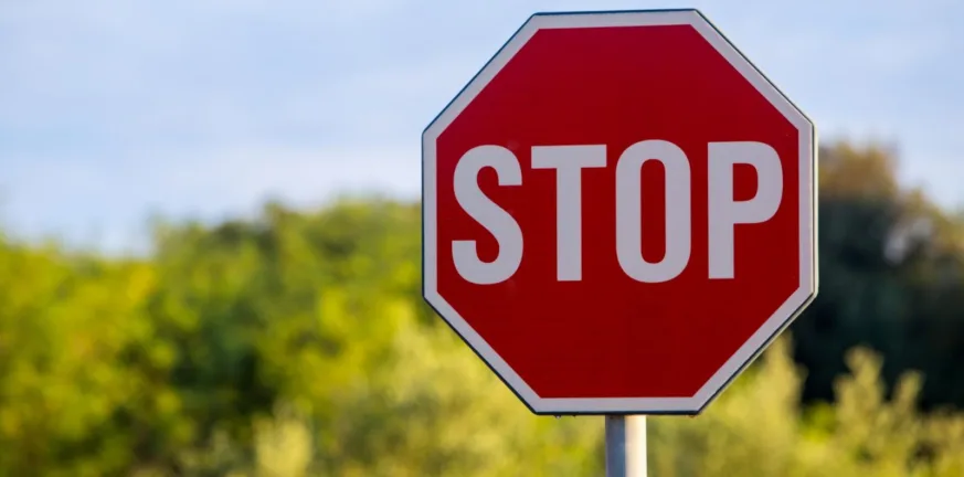 Κάτω Αχαΐα: Έκρυψε πινακίδα STOP με πανί και συνελήφθη Κάτω Αχαΐα: Έκρυψε πινακίδα STOP με πανί και συνελήφθη
