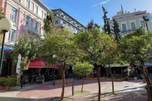 Αναστάτωση στο Μοναστηράκι: Δέντρο έπεσε πάνω σε περαστικούς, δύο τραυματίες