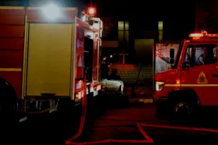 Πάτρα: Στις φλόγες ξανά το εγκαταλελειμμένο κτίριο του Λιμεναρχείου