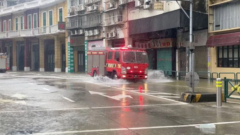 Χονγκ Κονγκ: Συγκλονιστικές εικόνες από τον τυφώνα Ραγκάσα - Τουλάχιστον 15 νεκροί ΦΩΤΟ ΒΙΝΤΕΟ