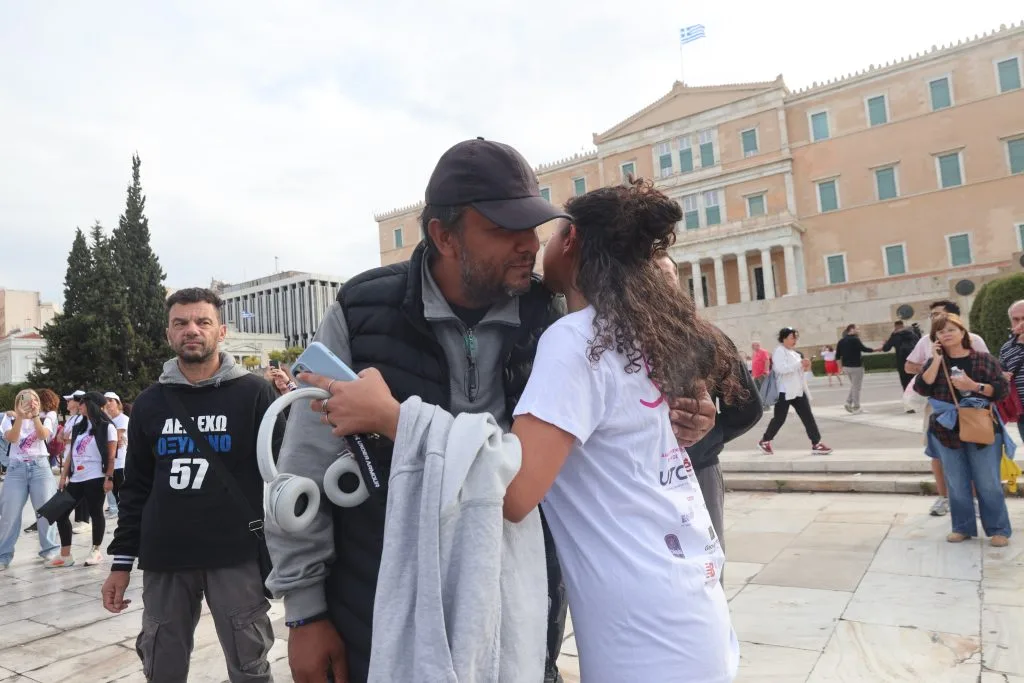 Συγκινητικές στιγμές στο Σύνταγμα με δρομείς να χαιρετούν τον απεργό πείνας Πάνο Ρούτσι - Κινητοποιήσεις το απόγευμα
