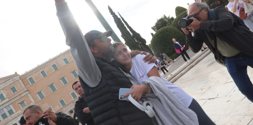 Συγκινητικές στιγμές στο Σύνταγμα με δρομείς να χαιρετούν τον απεργό πείνας Πάνο Ρούτσι - Κινητοποιήσεις το απόγευμα