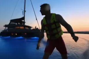 Ρουβάς: Τελεταία βόλτα στη θάλασσα πάνω σε «ιπτάμενη» σανίδα ΒΙΝΤΕΟ