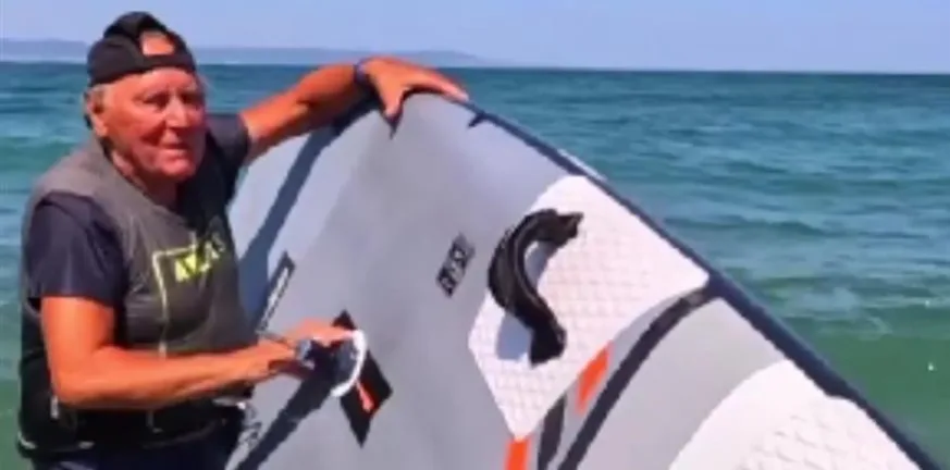 Σερφερ …82 ετών δαμάζει τα κύματα Σερφερ …82 ετών δαμάζει τα κύματα