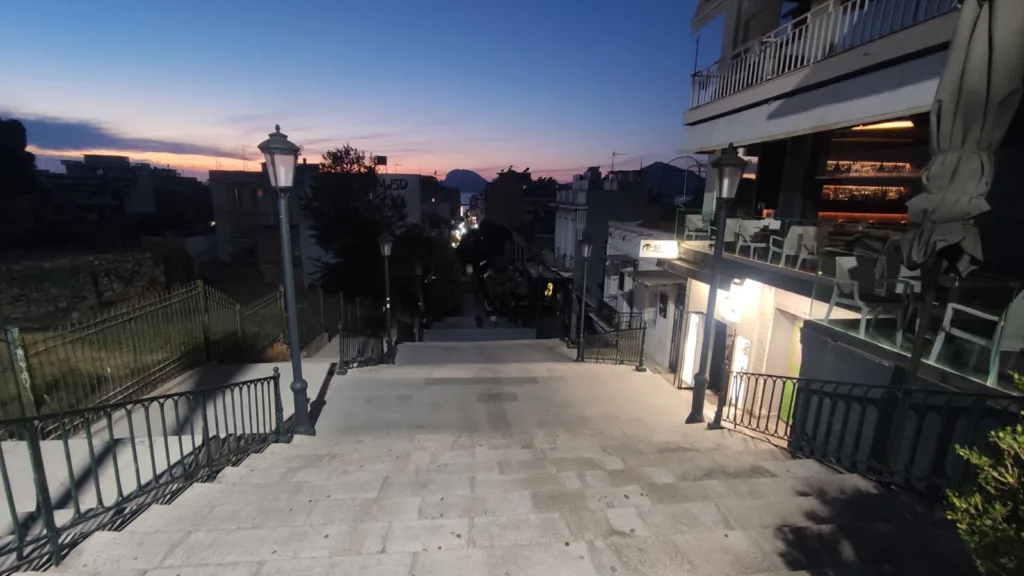 Πάτρα: Δεν ανάβουν τα φώτα στις ιστορικές σκάλες της Γεροκωστοπούλου και της Πατρέως