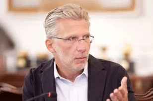 Σκέρτσος για ακρίβεια, δημογραφικό και ΟΠΕΚΕΠΕ