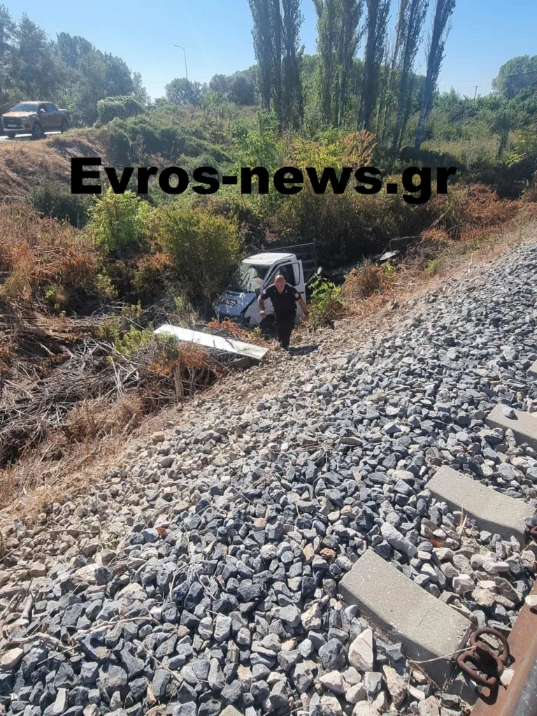Σουφλί: Τρένο διέλυσε φορτηγάκι σε αφύλακτη διάβαση – Σώος από θαύμα ο οδηγός ΦΩΤΟ