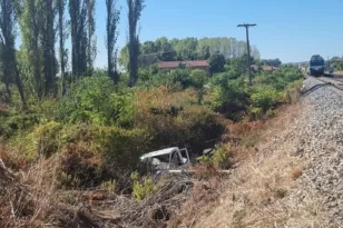 Σουφλί: Τρένο διέλυσε φορτηγάκι σε αφύλακτη διάβαση – Σώος από θαύμα ο οδηγός ΦΩΤΟ