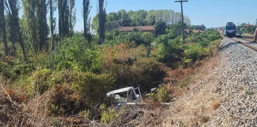 Σουφλί: Τρένο διέλυσε φορτηγάκι σε αφύλακτη διάβαση – Σώος από θαύμα ο οδηγός ΦΩΤΟ