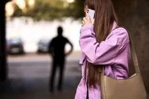 Stalking: Η αόρατη βία της καθημερινότητας