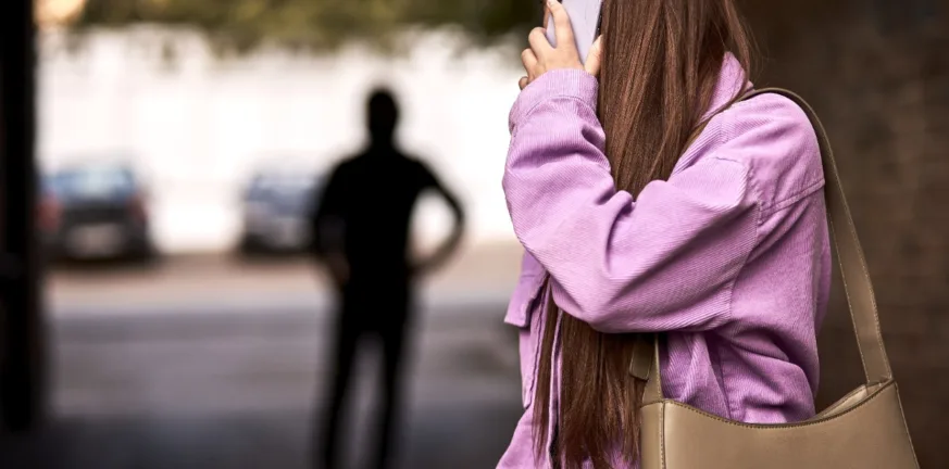 Stalking: Η αόρατη βία της καθημερινότητας