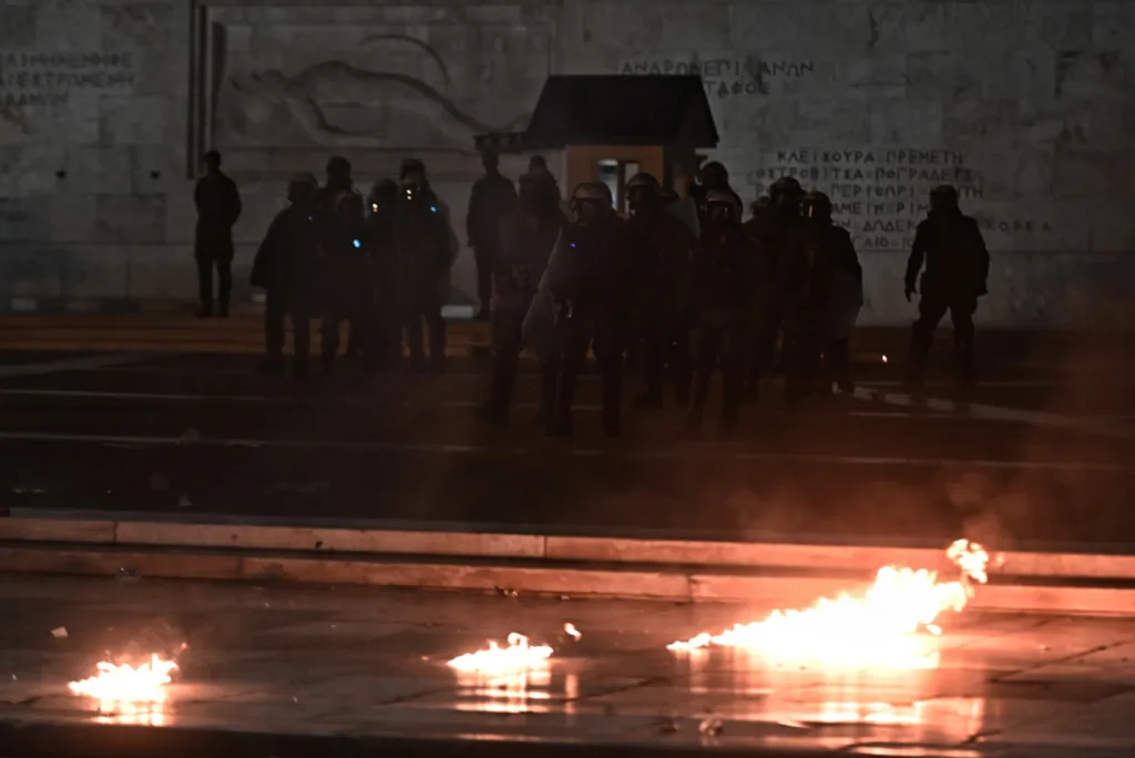 Σύνταγμα: Μολότοφ, φωτιές και δακρυγόνα μετά τη συγκέντρωση για τα Τέμπη ΦΩΤΟ