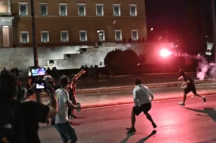 Σύνταγμα: Μολότοφ, φωτιές και δακρυγόνα μετά τη συγκέντρωση για τα Τέμπη ΦΩΤΟ