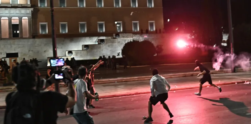 Σύνταγμα: Μολότοφ, φωτιές και δακρυγόνα μετά τη συγκέντρωση για τα Τέμπη ΦΩΤΟ Σύνταγμα: Μολότοφ, φωτιές και δακρυγόνα μετά τη συγκέντρωση για τα Τέμπη ΦΩΤΟ