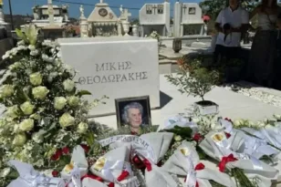 Οι μελωδίες του Μίκη αντήχησαν ξανά στα Χανιά – Συγκίνηση στο μνημόσυνο του Θεοδωράκη
