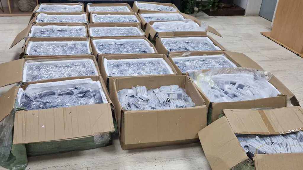 Ρεκόρ στη Χίο με λαθρεμπόριο 12.500 κινητών τηλεφώνων! ΦΩΤΟ