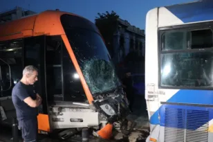 «Το τράνταγμα ήταν πολύ δυνατό, κάποιοι έπεσαν κάτω», μαρτυρία για τη σύγκρουση τραμ με λεωφορείο