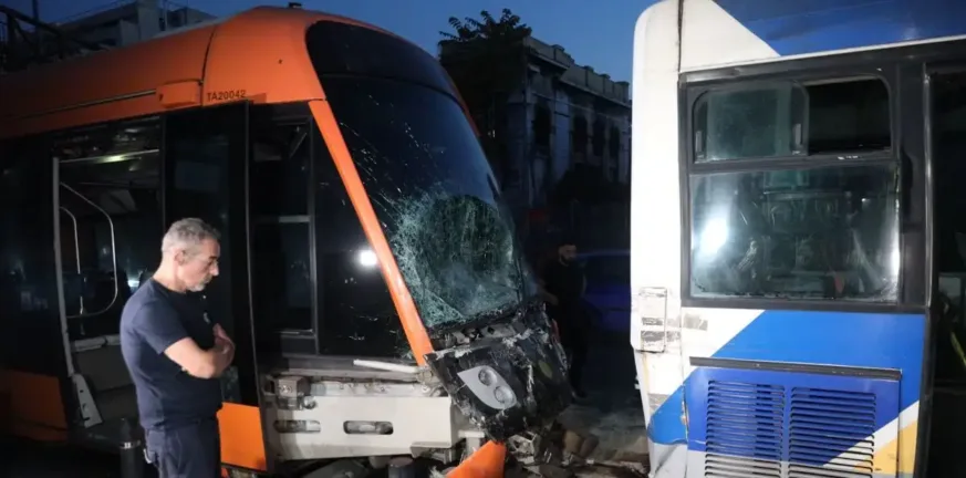 «Το τράνταγμα ήταν πολύ δυνατό, κάποιοι έπεσαν κάτω», μαρτυρία για τη σύγκρουση τραμ με λεωφορείο