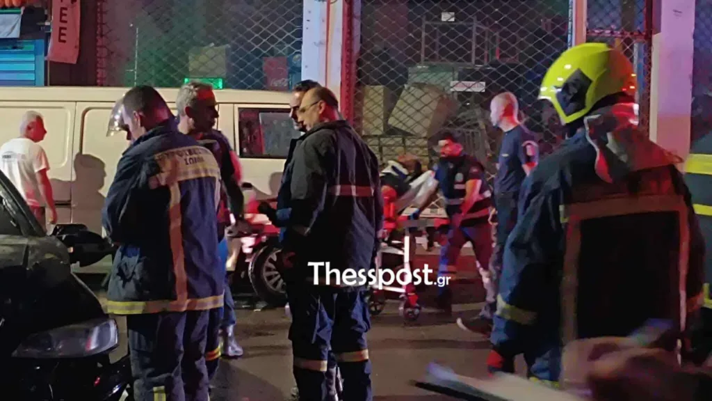 Θεσσαλονίκη: Αυτοκίνητο «καρφώθηκε» σε βιτρίνα μαγαζιού - Μάλλον αποκοιμήθηκε ο οδηγός ΒΙΝΤΕΟ