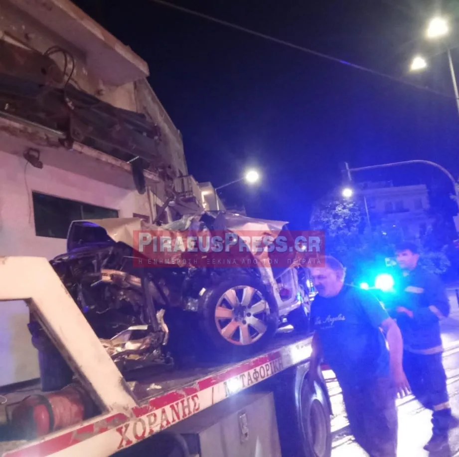 Θανατηφόρο τροχαίο μ' ένα νεκρό στον Πειραιά - ΦΩΤΟ