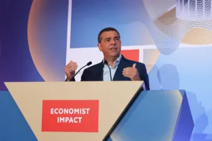 Ολομέτωπη επίθεση Τσίπρα στο Μέγαρο Μαξίμου