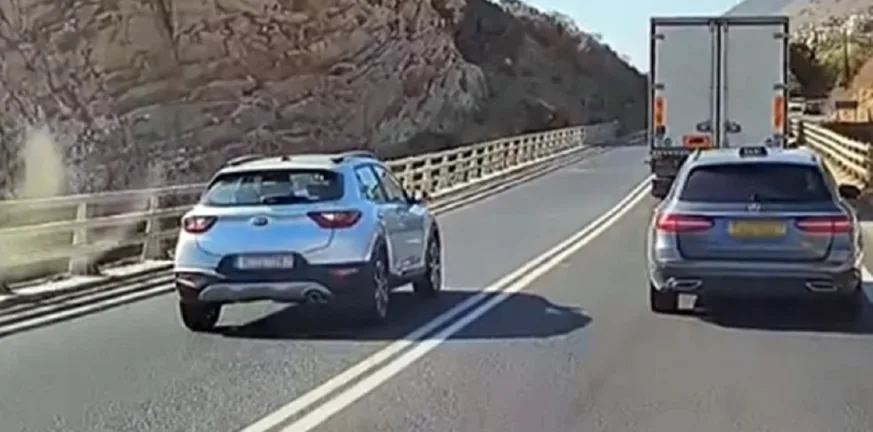 ΒΙΝΤΕΟ-σοκ στον ΒΟΑΚ: Οδηγός πάει να προσπεράσει τρία οχήματα πάνω σε γέφυρα ΒΙΝΤΕΟ-σοκ στον ΒΟΑΚ: Οδηγός πάει να προσπεράσει τρία οχήματα πάνω σε γέφυρα