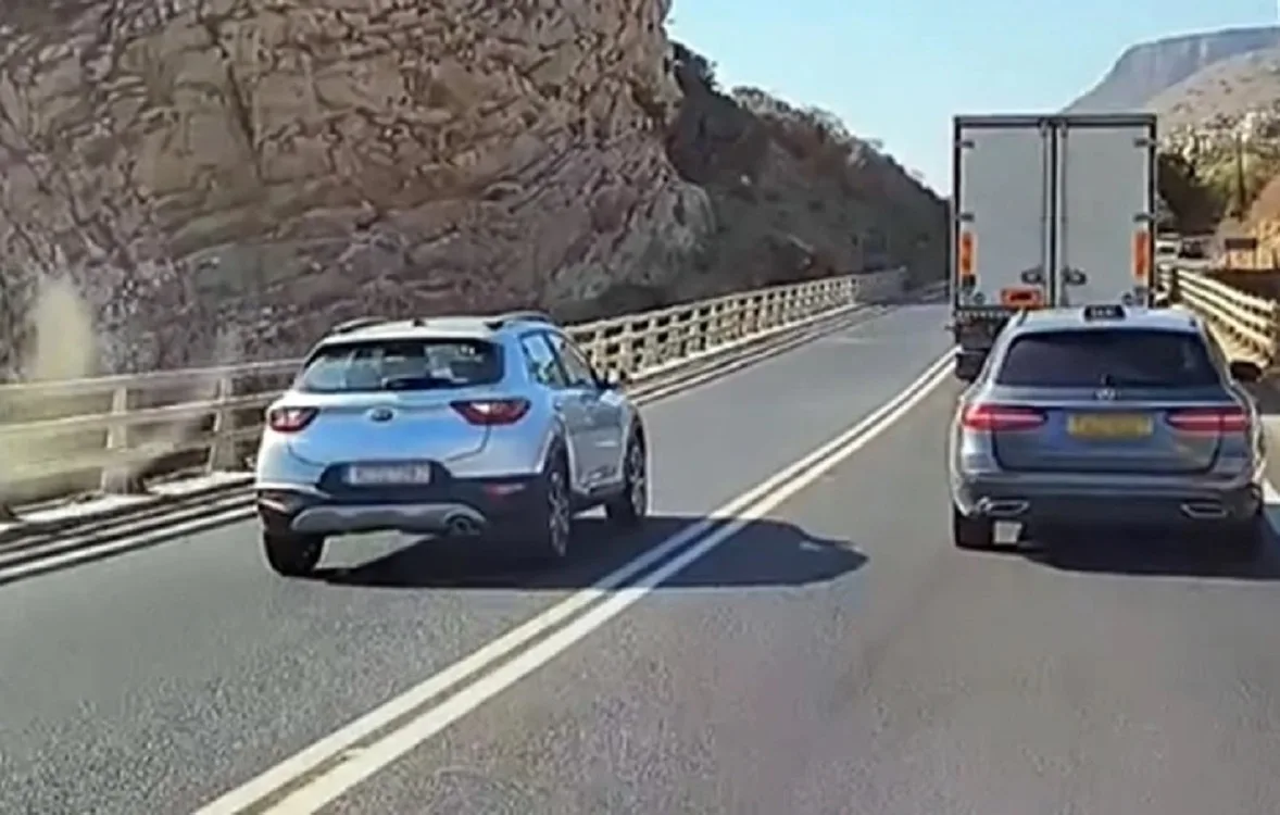 ΒΙΝΤΕΟ-σοκ στον ΒΟΑΚ: Οδηγός πάει να προσπεράσει τρία οχήματα πάνω σε γέφυρα