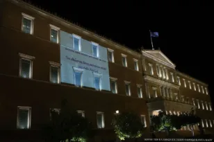 Βουλή: Φωταγωγήθηκε για την Παγκόσμια Ημέρα Εθελοντή Δότη Μυελού των Οστών