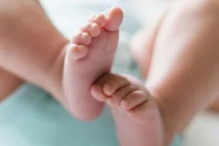 «Ήταν υγιές αυτό το παιδάκι μας, έκανε εμετό με αίμα και το πήγαμε στο νοσοκομείο, κλινικά νεκρό», η μαρτυρία της μητέρας για το βρέφος 2,5 μηνών