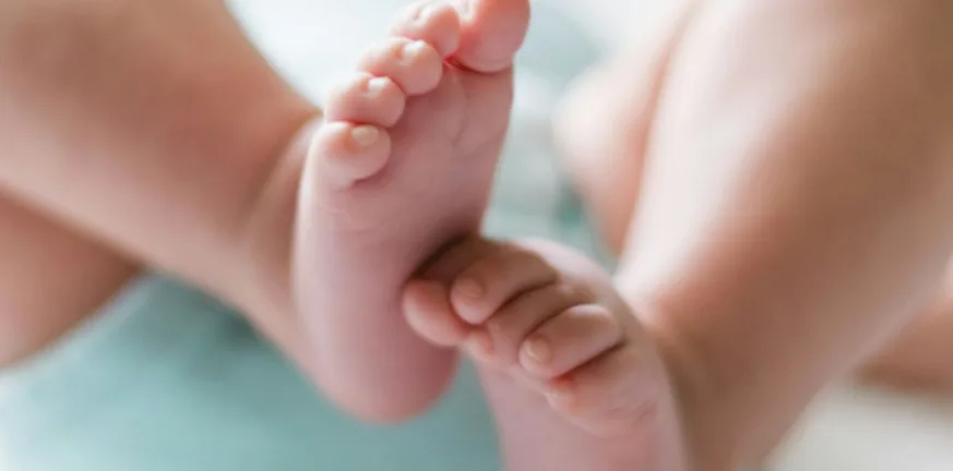 «Ήταν υγιές αυτό το παιδάκι μας, έκανε εμετό με αίμα και το πήγαμε στο νοσοκομείο, κλινικά νεκρό», η μαρτυρία της μητέρας για το βρέφος 2,5 μηνών