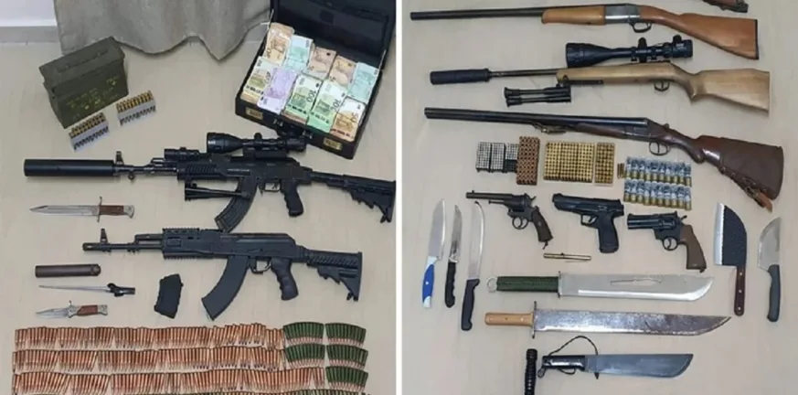 Σίφνος - Σαφάρι όπλων: Συνελήφθη 48χρονος με Kalashnikov, σιγαστήρες, ξιφολόγχες και 252.480€ BINTEO