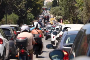 Όχημα έπεσε από αυτοκινητάμαξα! Πολλά προβλήματα στην κυκλοφορία στη λεωφόρο Ποσειδώνος στο ύψος της Καλλιθέας