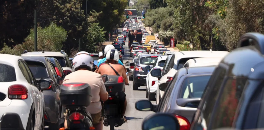 Όχημα έπεσε από αυτοκινητάμαξα! Πολλά προβλήματα στην κυκλοφορία στη λεωφόρο Ποσειδώνος στο ύψος της Καλλιθέας Όχημα έπεσε από αυτοκινητάμαξα! Πολλά προβλήματα στην κυκλοφορία στη λεωφόρο Ποσειδώνος στο ύψος της Καλλιθέας