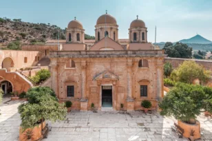 Δέσμευση της περιουσίας ξενοδόχων και επισκόπου που πούλησαν την «παραλία του Αλέξη Ζορμπά» στα Χανιά
