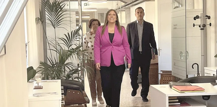 Πάτρα: Γεμάτη αιχμές η περιοδεία της Ζωής Κωνσταντοπούλου - «Πολεμάμε τις φωτιές με σφεντόνες» Πάτρα: Γεμάτη αιχμές η περιοδεία της Ζωής Κωνσταντοπούλου - «Πολεμάμε τις φωτιές με σφεντόνες»
