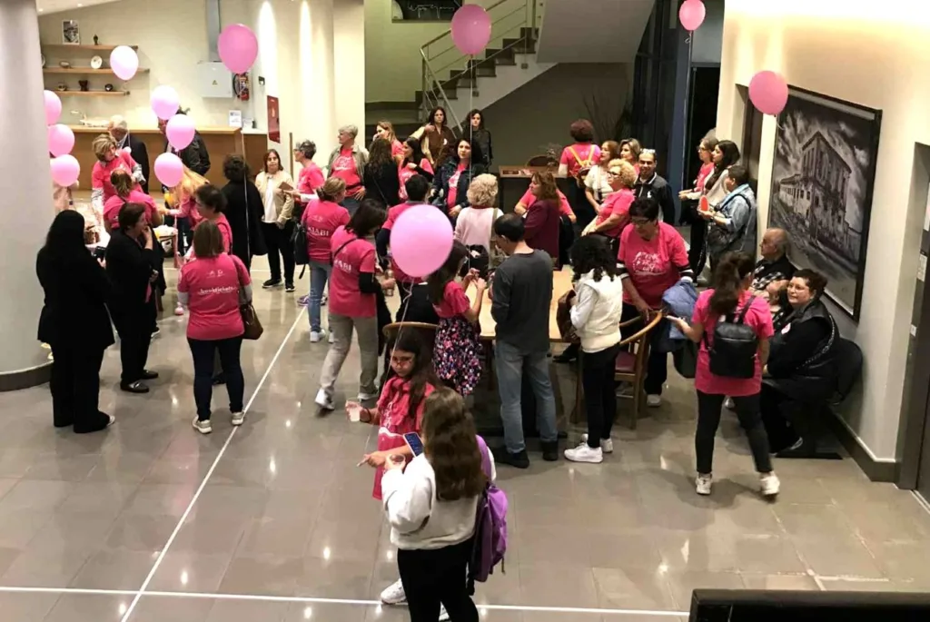 «Πλημμύρισε» η Αμαλιάδα για τον καρκίνο του μαστού ΦΩΤΟ «Πλημμύρισε» η Αμαλιάδα για τον καρκίνο του μαστού ΦΩΤΟ