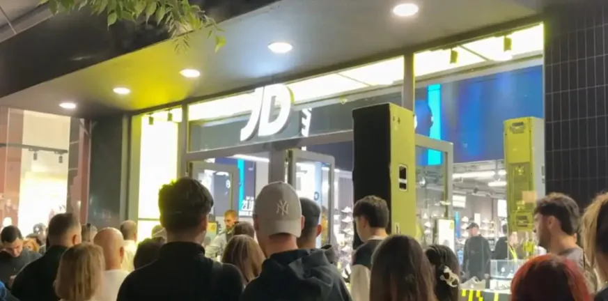 Πανικός στη Θεσσαλονίκη για ένα συλλεκτικό καπέλο του ΛΕΞ Πανικός στη Θεσσαλονίκη για ένα συλλεκτικό καπέλο του ΛΕΞ