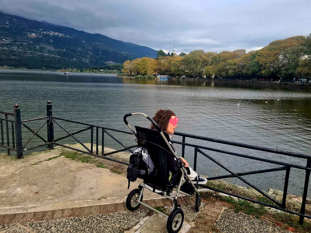 Οι ωφελούμενοι των ΚΔΑΠ ΑμεΑ «ΑΜΠΕΤ ΧΑΣΜΑΝ» και «ΚΟΜΑΙΘΩ» του Κοινωνικού Οργανισμού του Δήμου Πατρέων στα Ιωάννινα