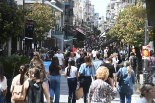Πάτρα: Κανόνες, όρια και πρόστιμα – Ψηφίστηκε η νέα κανονιστική για τους κοινόχρηστους χώρους