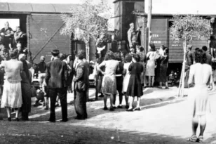 Πάτρα 1940: Μια πόλη κάτω από βομβαρδισμούς – Αγγελίες για αγνοούμενους, γάμοι σε καταφύγια και απαγόρευση κυκλοφορίας