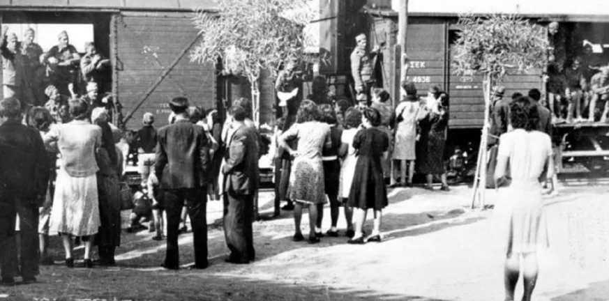 Πάτρα 1940: Μια πόλη κάτω από βομβαρδισμούς - Αγγελίες για αγνοούμενους, γάμοι σε καταφύγια και απαγόρευση κυκλοφορίας Πάτρα 1940: Μια πόλη κάτω από βομβαρδισμούς - Αγγελίες για αγνοούμενους, γάμοι σε καταφύγια και απαγόρευση κυκλοφορίας