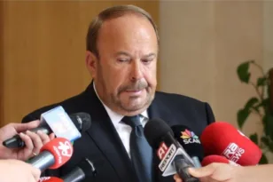 Πέθανε στα 73 του χρόνια ο Φάτος Νάνο Πέθανε στα 73 του χρόνια ο Φάτος Νάνο