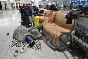 Χάος με πτήσεις σε ευρωπαϊκά αεροδρόμια – Καθηλωμένα αεροπλάνα λόγω καιρού