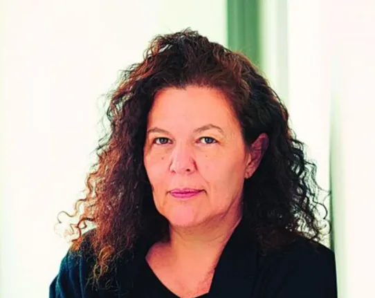 Λίλα Κονομάρα: Η αδελφική σχέση στο μικροσκόπιο Λίλα Κονομάρα: Η αδελφική σχέση στο μικροσκόπιο