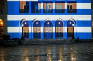 Τοπόσημα στα γαλανόλευκα: Πατρινός φωτογράφος «ζωγράφισε» την 28η Οκτωβρίου