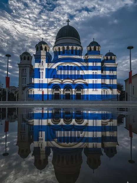 Τοπόσημα στα γαλανόλευκα: Πατρινός φωτογράφος «ζωγράφισε» την 28η Οκτωβρίου