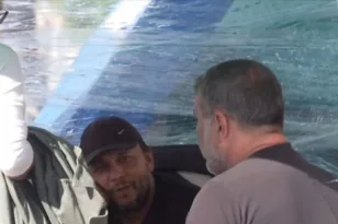 Ο Βασίλης Μπισμπίκης στο πλευρό του Πάνου Ρούτσι στο Σύνταγμα