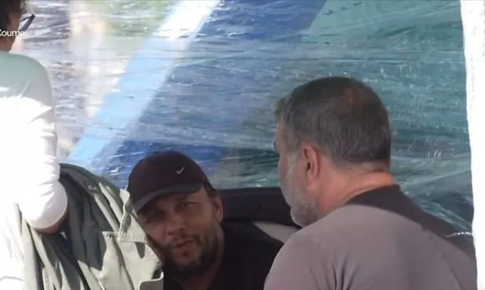 Ο Βασίλης Μπισμπίκης στο πλευρό του Πάνου Ρούτσι στο Σύνταγμα Ο Βασίλης Μπισμπίκης στο πλευρό του Πάνου Ρούτσι στο Σύνταγμα