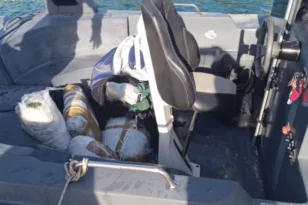 Ηγουμενίτσα: Κινηματογραφική σύλληψη Αλβανού σε ημιβυθισμένο σκάφος! ΦΩΤΟΓΡΑΦΙΕΣ