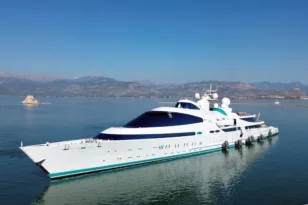 Έρχεται η υπερσύγχρονη θαλαμηγός του Εμίρη του Άμπου Ντάμπι – «Δένει» στην Πάτρα από τα Εμιράτα
